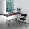 Silla Officina Madera Magis en hierro forjado con diseño elegante.