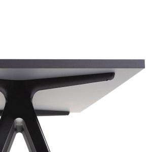 Mesa Baguette Fenix Magis. Mesa de diseño moderno para oficinas y estudios.