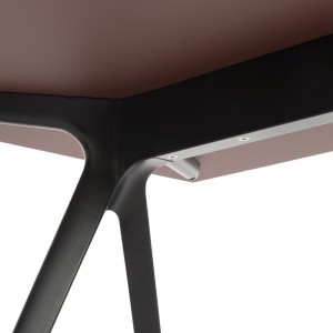 Mesa Baguette Fenix Magis. Mesa de diseño moderno para oficinas y estudios.