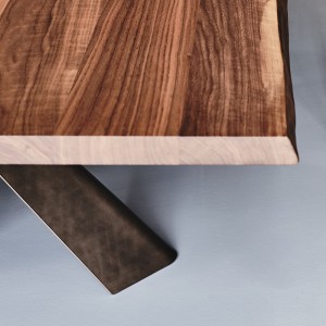 Mesa Mad Max Wood Versión A de Cattelan Italia es una mesa moderna y elegante con acabados de lujo.