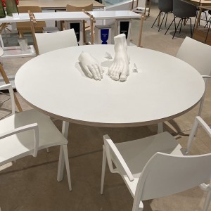 Mesa de comedor Loop Stand Round Oferta de Hay con un diseño elegante y moderno.