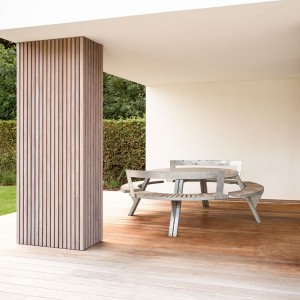 Mesa terraza con bancos Gargantua de Extremis. Mueble de exterior.