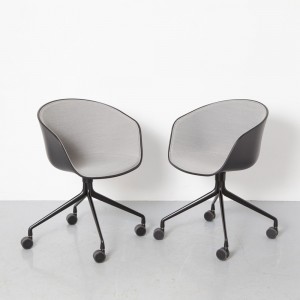 Silla original de diseño AAC 24 tapizado frontal Hay con tapizado frontal para salones.