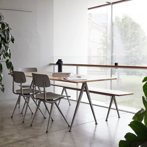 Banco Pyramid Hay moderno. Mobiliario de diseño elegante para interiores.
