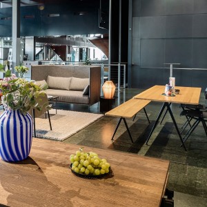Banco Pyramid Hay moderno. Mobiliario de diseño elegante para interiores.