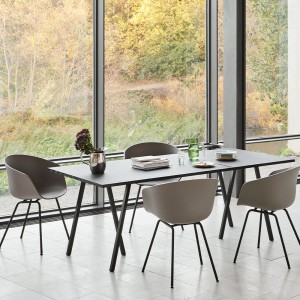 Mesa rectangular Loop Stand de comedor de Hay. Mesa moderna muy elegante.