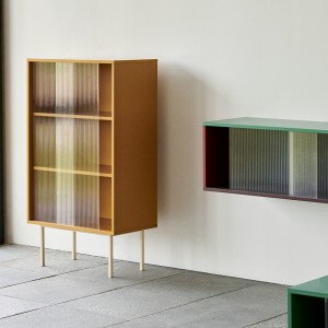 Aparador Colour Cabinet Tall de Hay. Diseño moderno ideal para salones.