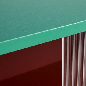 Aparador Colour Cabinet Tall de Hay. Diseño moderno ideal para salones.