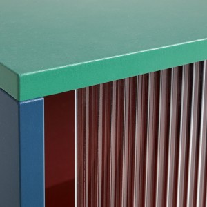 Aparador Colour Cabinet Tall de Hay. Diseño moderno ideal para salones.