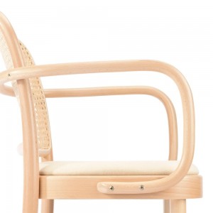 Sillón 811 tapizado 2 de Ton. Sillones de restaurantes, para interior.