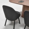 Silla Albu tapizada de Ton. Sillas de restaurantes, varios interiores.