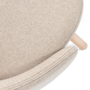 Silla Albu tapizada de Ton. Sillas de restaurantes, varios interiores.