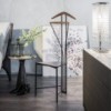 Galán de noche Yannik de Cattelan Italia con asiento tapizado opcional.