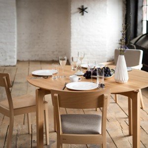 Silla Bergamo tapizada de Ton. Sillas de restaurante, para interiores.
