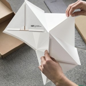 Lámpara sobremesa Paper Cube Hay. Iluminación para espacios interiores.