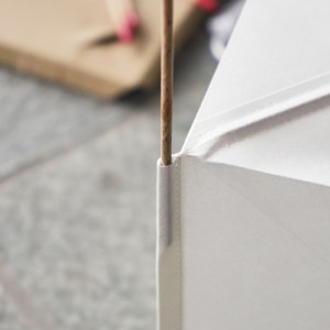 Lámpara pie Paper Cube Hay. Iluminación elegante para espacios interiores.