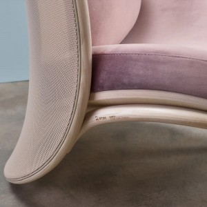 Sillón Lounge Chips tapizado de Ton. Sillones para comedor, interiores.