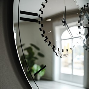 Espejo Times de Cattelan Italia. Espejo con reloj. Espejos de pared modernos.