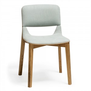 Silla Leaf tapizada de Ton. Sillas para comedor, variedad de interiores.
