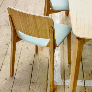Silla Leaf tapizada de Ton. Sillas para comedor, variedad de interiores.