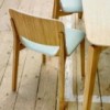 Silla Leaf tapizada de Ton. Sillas para comedor, variedad de interiores.