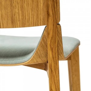 Silla Leaf tapizada de Ton. Sillas para comedor, variedad de interiores.