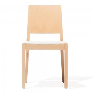 Silla Lyon tapizada de Ton. Sillas para comedor, variedad de interiores.