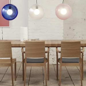 Sillón Lyon tapizado de Ton. Sillones de comedor, variados interiores.