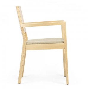 Sillón Lyon tapizado de Ton. Sillones de comedor, variados interiores.