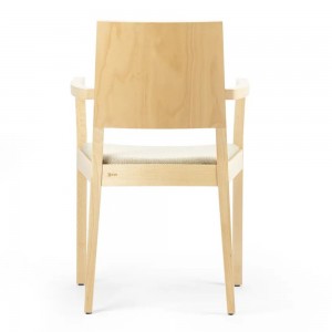 Sillón Lyon tapizado de Ton. Sillones de comedor, variados interiores.