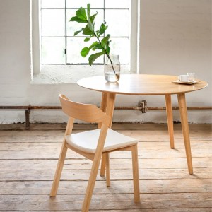 Silla Merano tapizada de Ton. Sillas de restaurantes, para interiores.