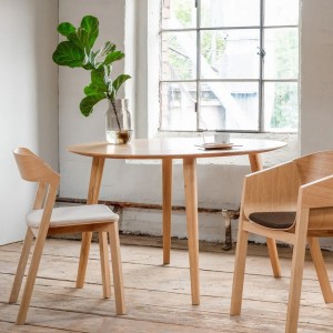 Silla Merano tapizada de Ton. Sillas de restaurantes, para interiores.