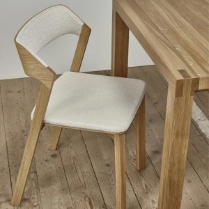 Silla Merano tapizada de Ton. Sillas de restaurantes, para interiores.