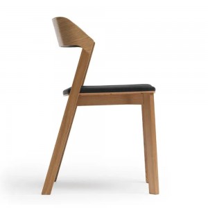 Silla Merano tapizada de Ton. Sillas de restaurantes, para interiores.