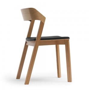 Silla Merano tapizada de Ton. Sillas de restaurantes, para interiores.