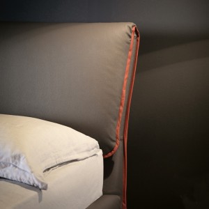 Cama Adam de Cattelan Italia con cabecero y somier. Camas de diseño moderno.