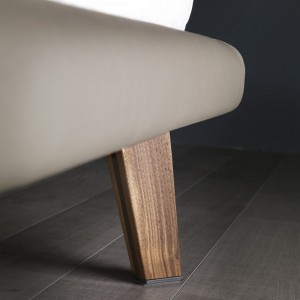 Cama Adam de Cattelan Italia con cabecero y somier. Camas de diseño moderno.