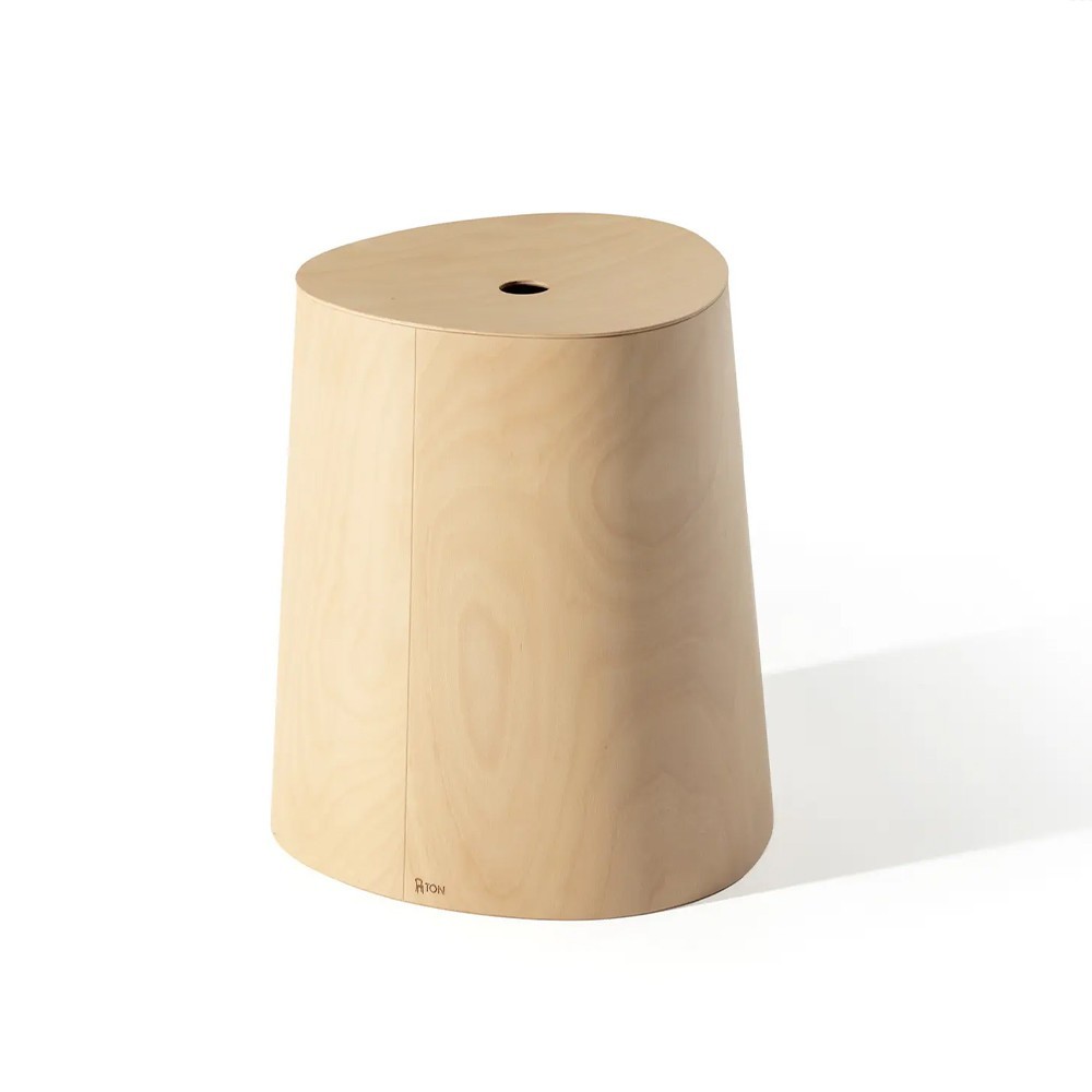 Taburete P.O.V madera de Ton. Taburetes de comedor, para variados interiores.