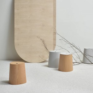 Taburete P.O.V madera de Ton. Taburetes de comedor, para variados interiores.