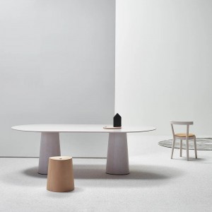 Taburete P.O.V madera de Ton. Taburetes de comedor, para variados interiores.