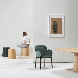 Taburete P.O.V madera de Ton. Taburetes de comedor, para variados interiores.