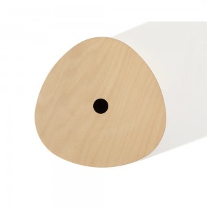 Taburete P.O.V madera de Ton. Taburetes de comedor, para variados interiores.