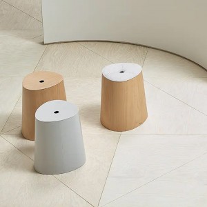Taburete P.O.V tapizado de Ton. Taburetes de comedor, para interiores.
