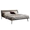 Cama Ayrton de Cattelan Italia con patas de acero cromado. Camas modernas.