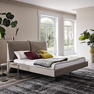 Cama Lukas de Cattelan Italia. Cama de dos plazas con cabecera con cojines.