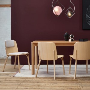 Silla Split tapizada de Ton. Sillas de comedor, para variados interiores.