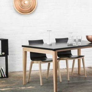 Silla Stockholm bicolor de Ton. Sillas de restaurante, para variados interiores.