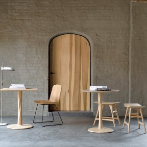 Mesa Torsion Cuadrada de Ethnicraft. Mesas de madera de diseño contemporáneo.