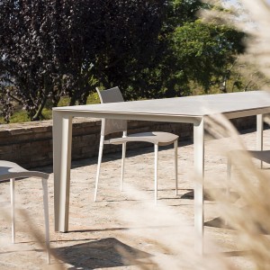Mesa Skin Outdoor Desalto. Mesas de diseño italiano ideal para jardines.