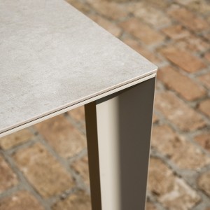 Mesa Skin Outdoor Desalto. Mesas de diseño italiano ideal para jardines.